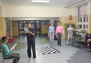 Uczniowie ze SP w i SF w Sadykierzu na holu szkolnym grają scenkę na podstawie mitu ,,Demeter i Kora”.
