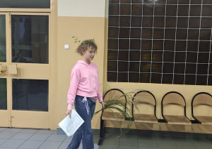 Uczennica klasy V SP w Rzeczycy na holu szkolnym gra rolę Demeter.