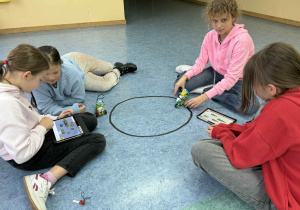 Uczennice programują swoje roboty.