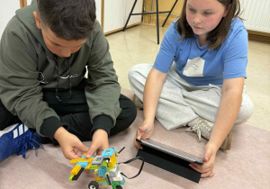 Uczniowie projektują nowe wyposażenie swojego robota.