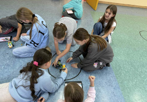 Uczniowie przygotowują swoje roboty do starcia.