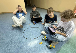 Uczniowie testują funkcje robotów i programują je.