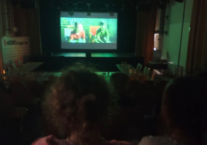 Uczniowie oglądają film ,,Biuro Detektywistyczne Lassego i Mai. Rabuś z pociągu”.