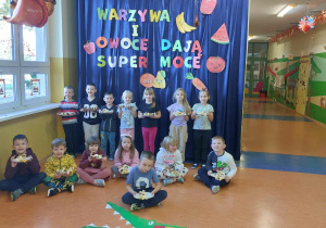 Zdjęcie grupowe dzieci z grupy Zuchy w Dniu Owoców i Warzyw.