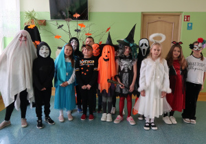 Uczniowie klasy II prezentują stroje świętych i halloweenowe.