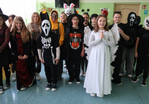 Uczniowie klas IV- VI przebrani w stroje świętych i halloweenowe.