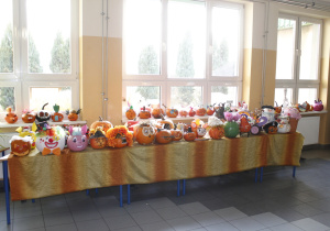 Wszystkie przedszkolaki w przebraniu halloween prezentują swoje stroje.
