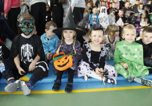 Przedszkolaki w strojach halloween.