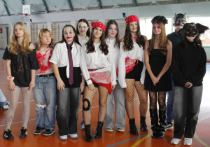 Uczniowie z klasy VIII a i VIII b prezentują swoje stroje haloween.
