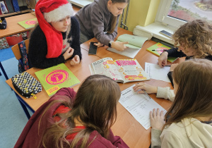 Grupa pięciu dziewczynek planuje wycieczkę szkolną.