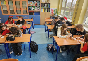 Uczniowie w grupach analizują paragony.