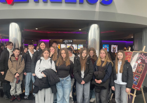 Zadowoleni uczniowie klasy 7a wraz z wychowawcą po seansie w kinie Helios.