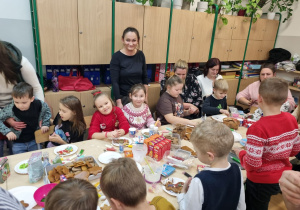 Uczniowie przygotowują się do dekorowania pierników.
