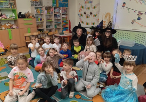 Zdjęcie grupowe Skoczków z Czarodziejkami.
