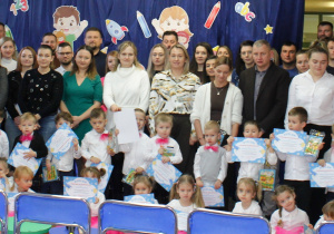 Zdjęcie grupowe na zakończenie akademii Pasowania na Przedszkolaka - grupa Szkraby.