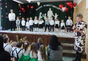 Pani Kierownik rozpoczyna uroczystość Dnia Babci i Dziadka.