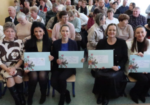 Zaproszeni goście z kopertami z okazji Dnia Babci I Dziadka.