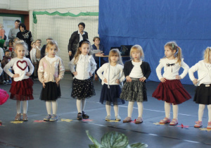 Dziewczynki z grupy Szkraby śpiewają piosenkę "Jestem sobie mała wnusia" z okazji Dnia Babci i Dziadka.
