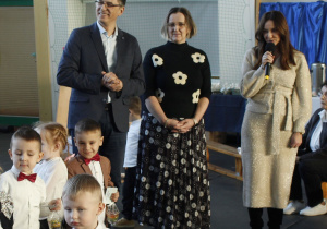 Przemówienia zaproszonych gości: Wójta Gminy Rzeczyca Pana Marka Kaźmierczyka, Przewodniczącej Rady Gminy Rzeczyca Pani Anety Podlasek oraz Dyrektora Gminnego Ośrodka Kultury Pani Kingi Kowalskiej na uroczystości z okazji Dnia Babci i Dziadka.