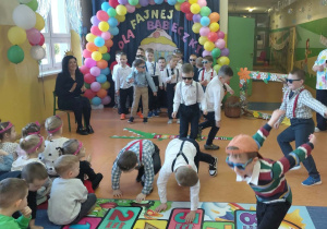 Chłopcy z grupy Skoczki i Zuchy tańczą i śpiewają z okazji Dnia Kobiet.