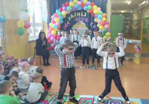 Część artystyczna w wykonaniu chłopców z grupy Skoczki i Zuchy w Dniu Kobiet.