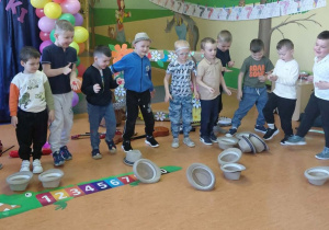 Występ artystyczny chłopców z grupy Promyczki w Dniu Kobiet.