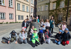Klasa pierwsza z Rzeczycy stoi przy dzwonie ,,spełniającym marzenia‘’.