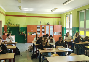 Uczniowie klasy VII a, którzy biorą udział w lekcji ,,Śladami mistrza – rzecz o Henryku Sienkiewiczu”.