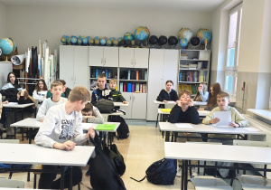 Uczniowie klasy VII b Szkoły Podstawowej w Rzeczycy, którzy biorą udział w lekcji ,,Śladami mistrza – rzecz o Henryku Sienkiewiczu”.