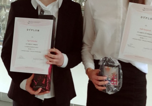 Inga i Julia z dyplomami i nagrodami