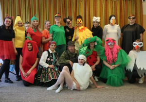 Zdjęcie grupowe rodziców przebranych za postacie z wiersza Juliana Tuwima 'Rzepak"