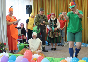 Rodzice podczas występu z okazji Dnia Dziecka.