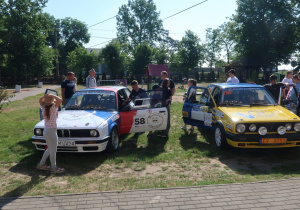 Uczniowie z bliska podziwiają pojazdy, poznają ich historię oraz dowiadują się wielu ciekawostek na temat motoryzacji sprzed lat.