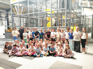 Uczniowie klas 1-3 ze Szkoły Filialnej w Sadykierzu w Sali zabaw ,,Szalona Kulka‘’.