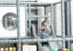 Uczniowie korzystają z różnych atrakcji w sali zabaw.