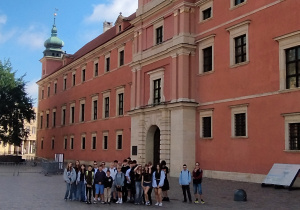Uczniowie na tle Zamku Królewskiego w Warszawie.