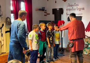 Uczestniczymy w pokazach rycerskich.