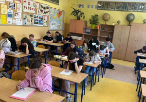 Uczniowie klas IV – VIII podczas pisania konkursu historycznego „Jestem ze szkoły w Rzeczycy”.