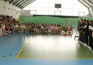 Hala sportowa i uczniowie klas I – VIII podczas uroczystego apelu podsumowującego cykl trzydniowych wydarzeń.