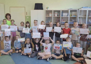 Uczniowie klasy I ze swoimi pracami plastycznymi po spacerze historycznym po szkole z panią Mariolą Kraszewską.