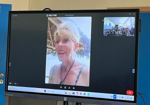 Pani Urszula Łaska podczas spotkania online opowiada uczniom o swoim życiu i podróży na Zanzibar.