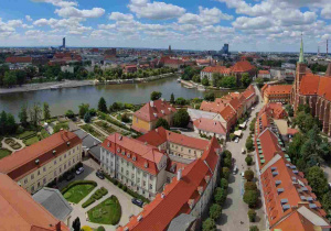 Szeroka panorama wrocławskiego Ostrowa Tumskiego ukazana z lotu ptaka – z wieży katedry św. Jana Chrzciciela.