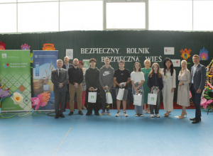 Uczniowie ze Szkoły Podstawowej w Rzeczycy wraz z gospodarzami i organizatorami konkursu.