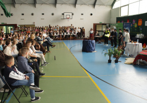 Przedszkolaki i społeczność szkolna oczekująca na występ uczniów klasy szóstej.