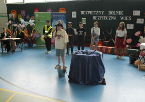 Uczeń przedstawia zagrożenie.