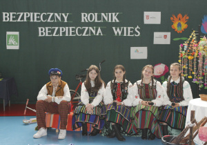 Grupa ósmoklasistów oczekujących na występ.