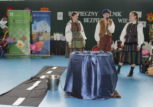 Uczniowie opowiadają historie tradycji wiejskich.