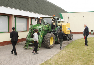 Uczniowie z Rzeczycy podczas szukania usterek w sprzęcie rolniczym.
