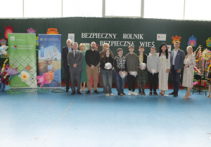 Uczniowie ze Szkoły Podstawowej w Dębie wraz z gospodarzami i organizatorami konkursu.