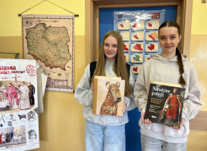Uczennice naszej szkoły, Ania i Julia z nagrodami książkowymi i dyplomami, za otrzymane wyróżnienia w konkursie.